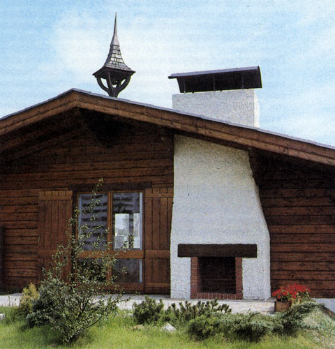 Хорошо выбрано место для очага, который одновременно является частью террасы и эстетически выразительным элементом фасада дома